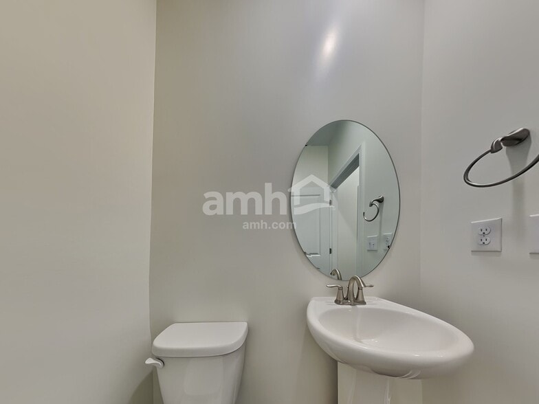 Building Photo - 5500A Farm Pond Ln