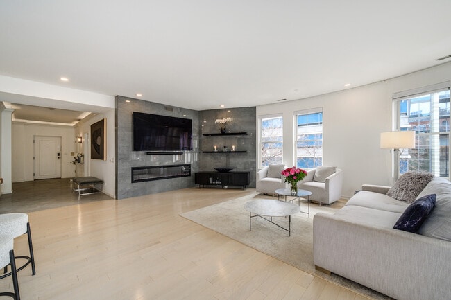 Building Photo - 501 N Kingsbury St