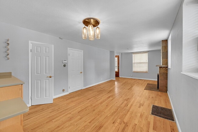 Building Photo - $2,095.00 - 3 Bedrooms, 1.5 Bathroom, Town...
