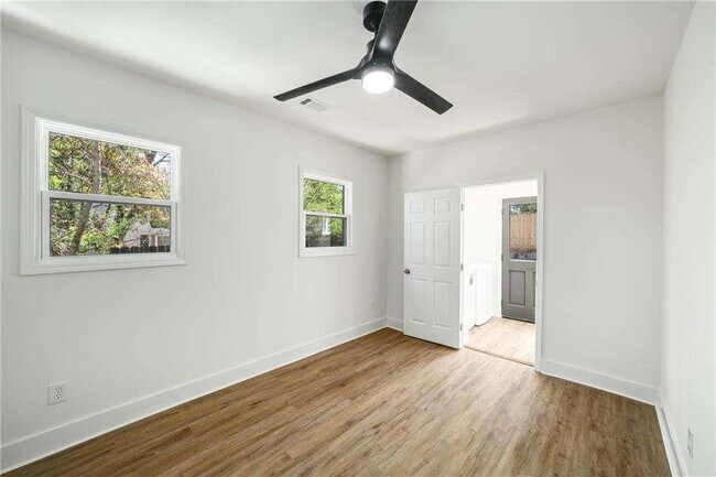 Building Photo - 936 Byron Dr SW