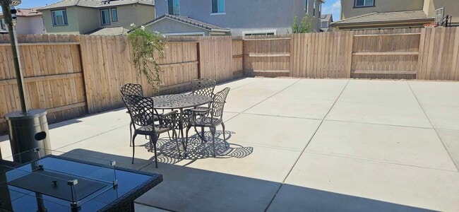 Building Photo - Solar Lennar 4 Bedroom Home on a Large Lot