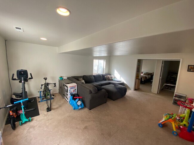 Building Photo - Nice 4 Bed 2 Bath Home Close to Ft Carson!!!