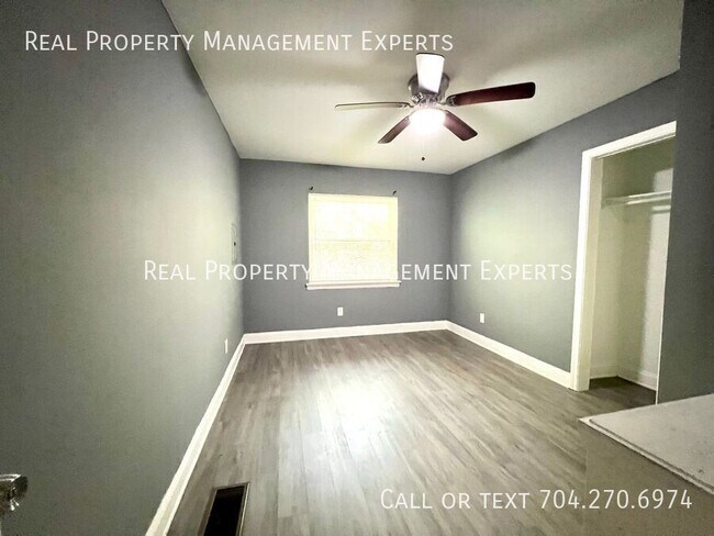 Building Photo - 2503 Eastway Dr