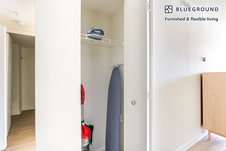 Building Photo - 4650 Washington Blvd