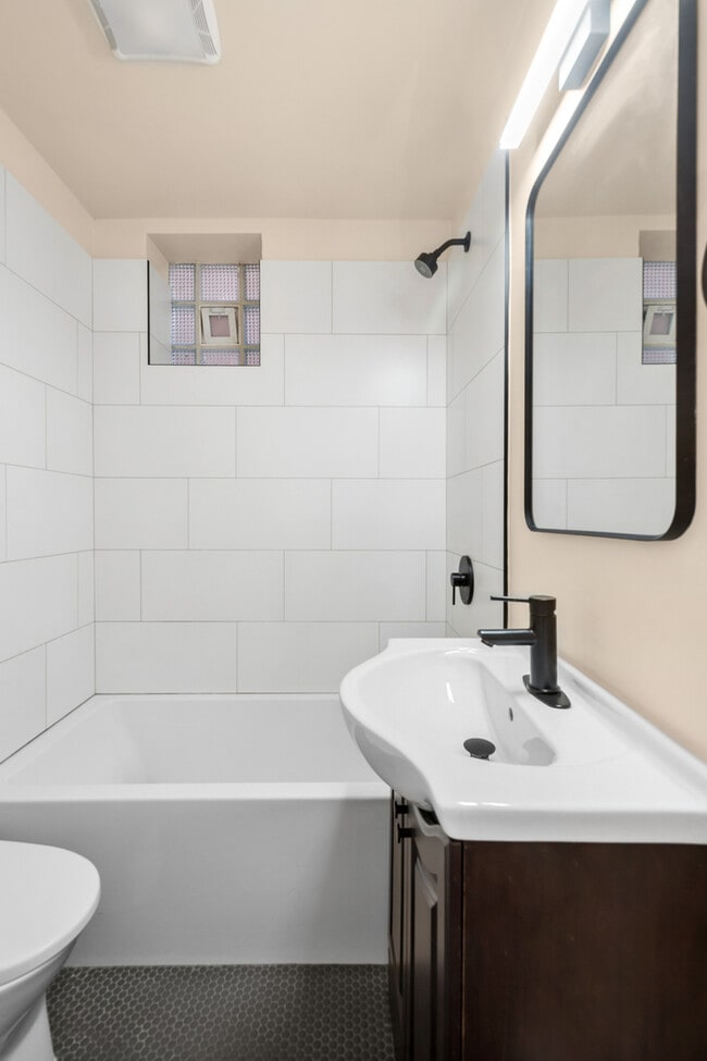 Building Photo - 2144 N Bell Ave