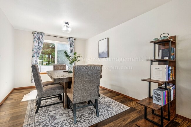 Building Photo - 704 Evergreen Place