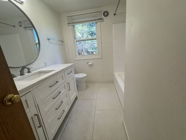 Building Photo - Single level home in Mid Town