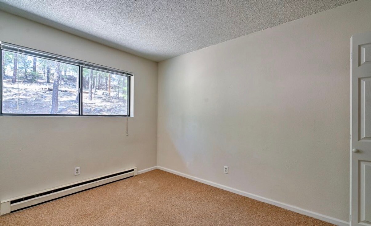 Building Photo - 676 E Zuni Dr