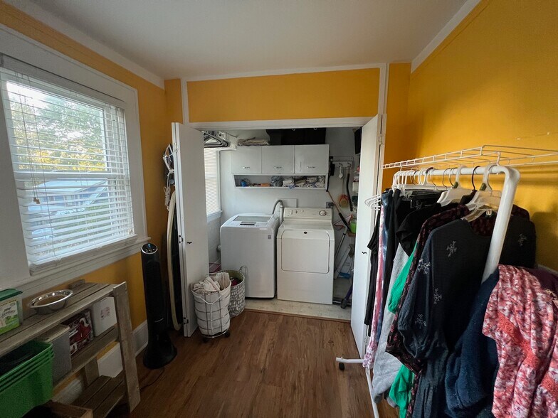 Building Photo - 247 Riverview Dr