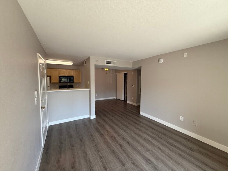Building Photo - 950 Seven Hills Dr