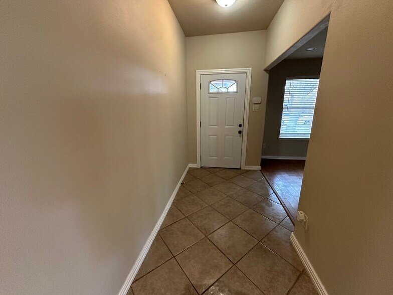 Building Photo - 3011 Lockmoor Ln