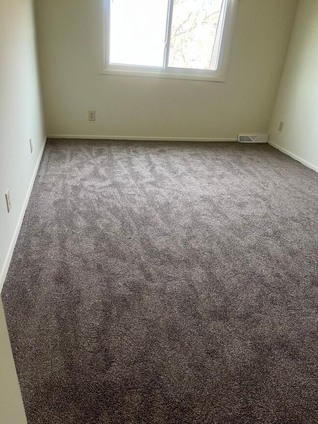 Building Photo - 3 Bedroom 2 1/2 Bath Townhome