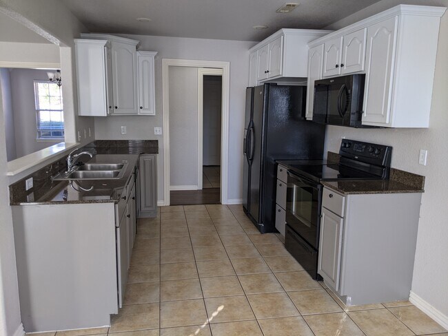Building Photo - 569 Westfield St