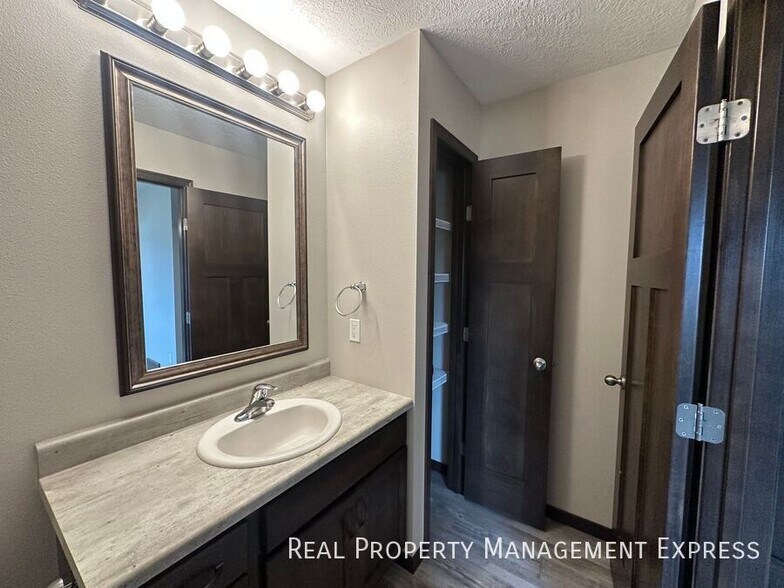 Building Photo - $500 OFF First Month's Rent! 4 Bed 3 Bath ...