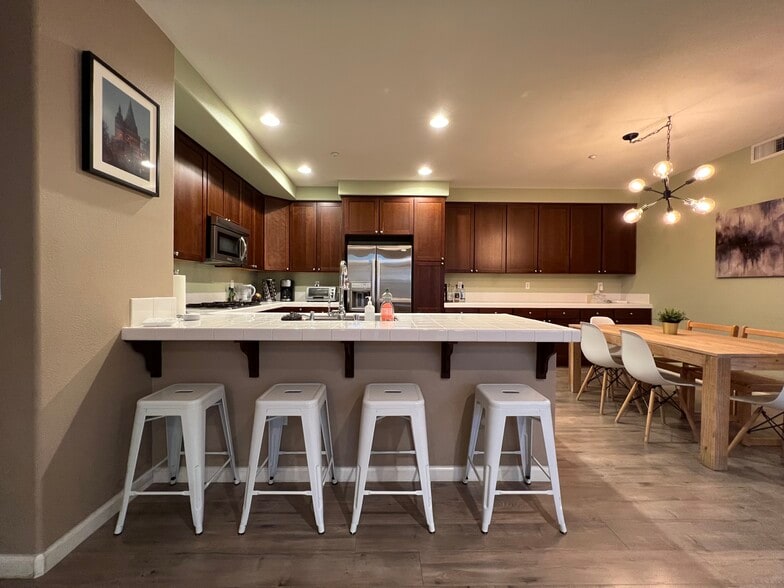 Bright, open kitchen - 837 Font Ter
