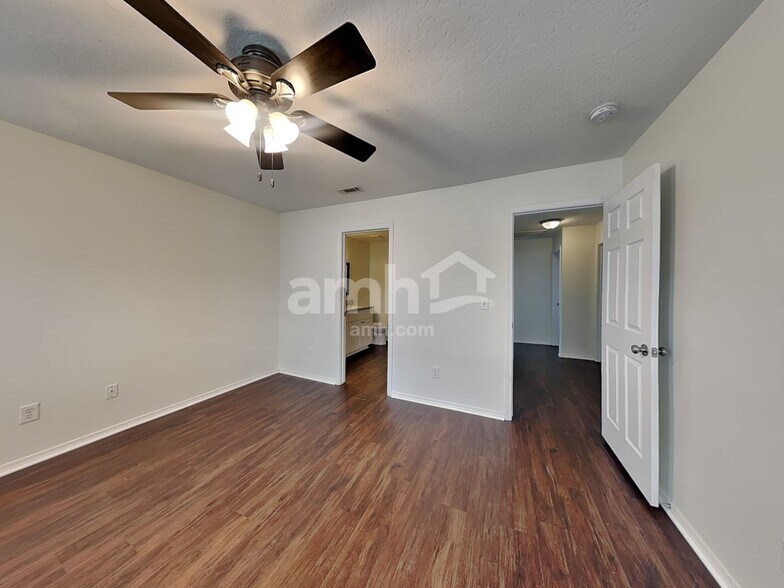 Building Photo - 9516 W Portola Dr