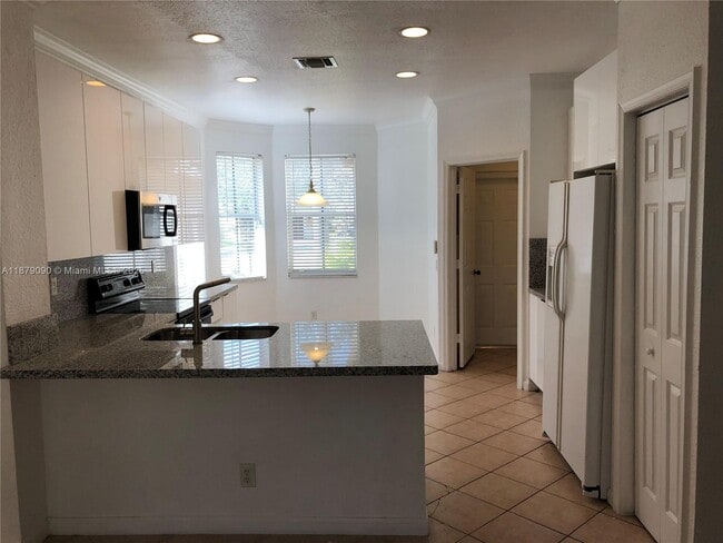 Building Photo - 693 Live Oak Ln