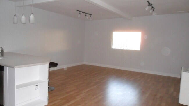 Building Photo - 909 N Poinsettia Pl