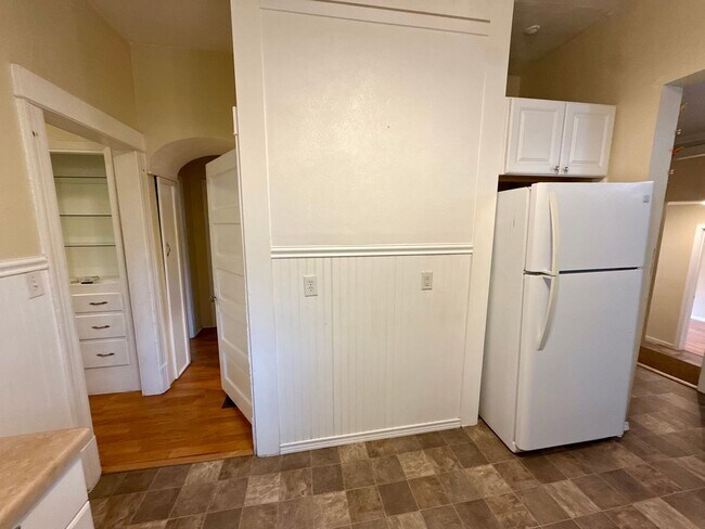 Building Photo - Gorgeous 4 Bed / 2 Bath Home on 6th Street!