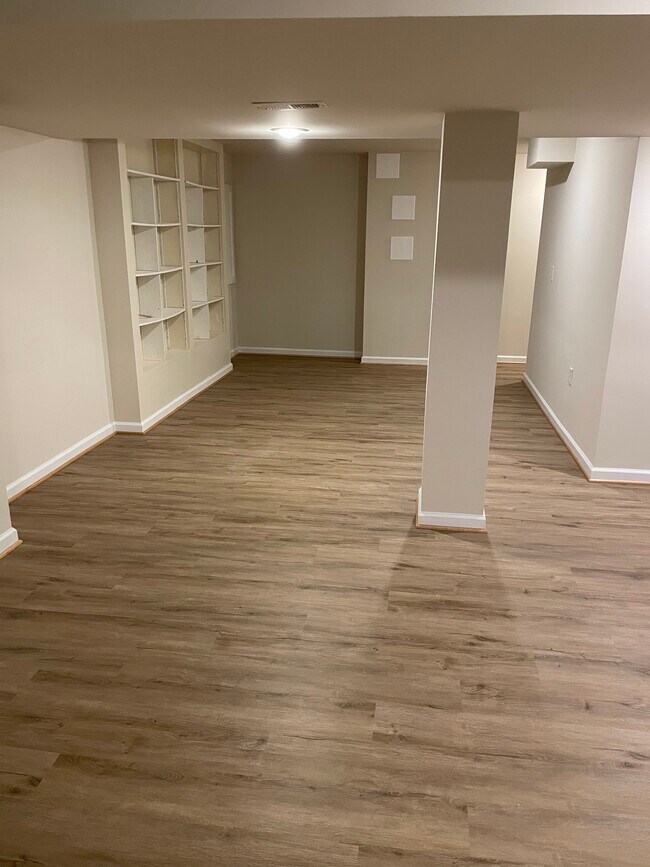 Building Photo - 210 Earhart Ct