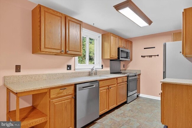 Building Photo - 5320 Larochelle Ct