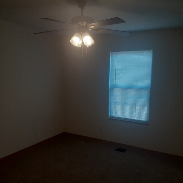 Building Photo - 545 S Walker Ln