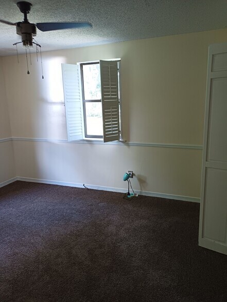 Building Photo - 471 Logan Ave