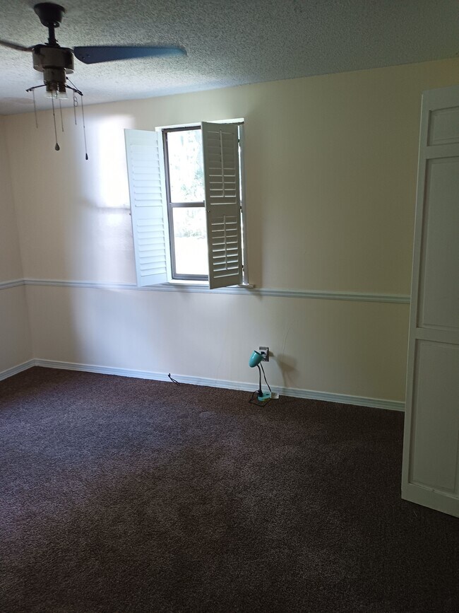 Building Photo - 471 Logan Ave