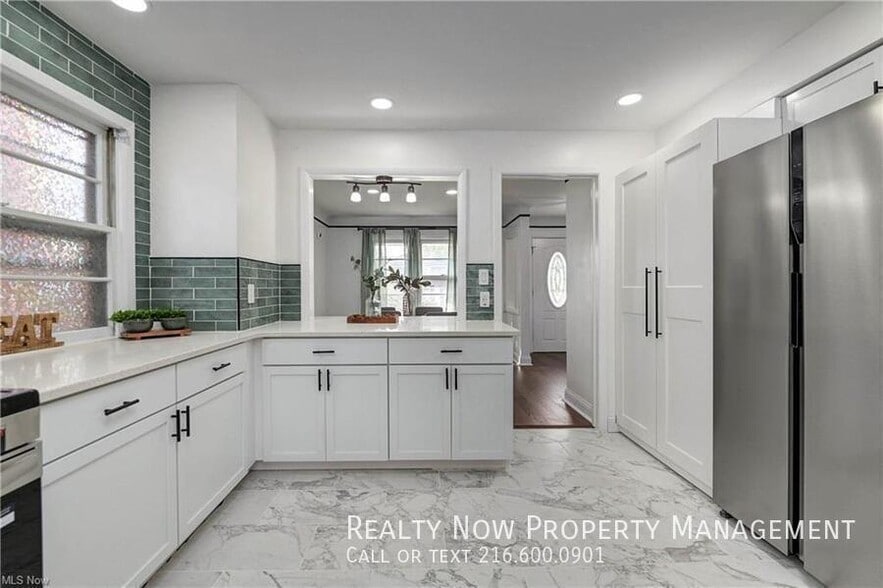 Building Photo - 2330 Traymore Rd