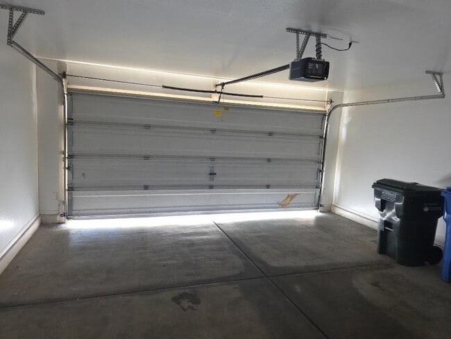 Building Photo - 9927 W Southgate Ave