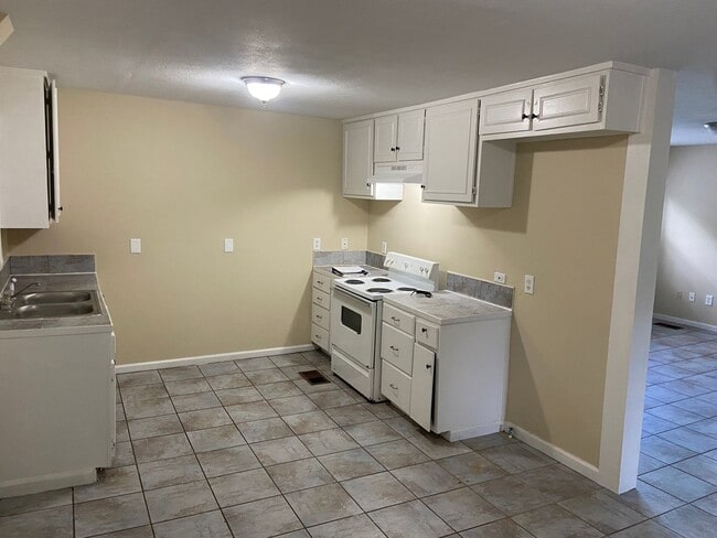 Building Photo - **UPCOMING**3 bedroom / 1 bathroom Home fo...