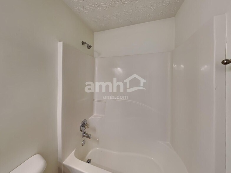 Building Photo - 330 Meadows Ln