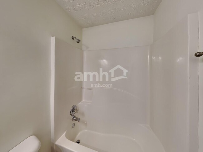 Building Photo - 330 Meadows Ln