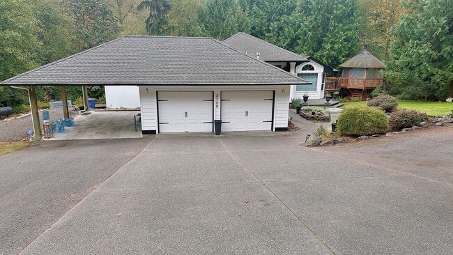 Building Photo - One-level 3 bdrm, 2.5 bath, 1.2 acre Retre...