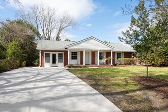 Building Photo - Students Welcome