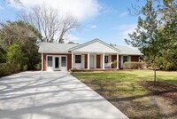 Building Photo - Students Welcome