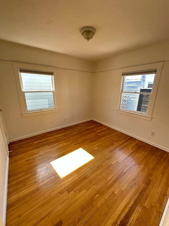 Building Photo - Quaint Craftsman House w/Garage, fenced yard, available now for 1 year lease to start!!!