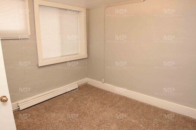 Building Photo - 216 E Myrtle St