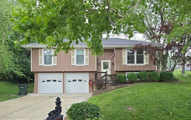 Building Photo - 4 Bed, 2 Bath House with 2-Car GARAGE!!