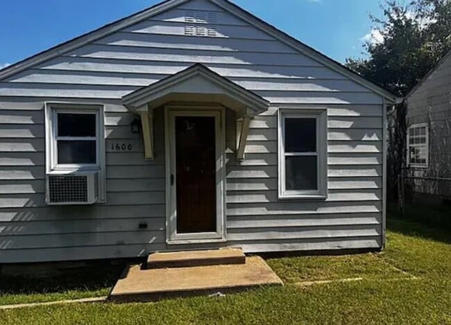 Primary Photo - 1600 S Oak Ave