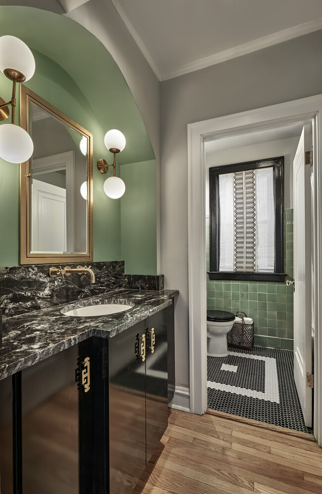 Large vanity area, another soaking tub/shower - 7527 N Seeley Ave