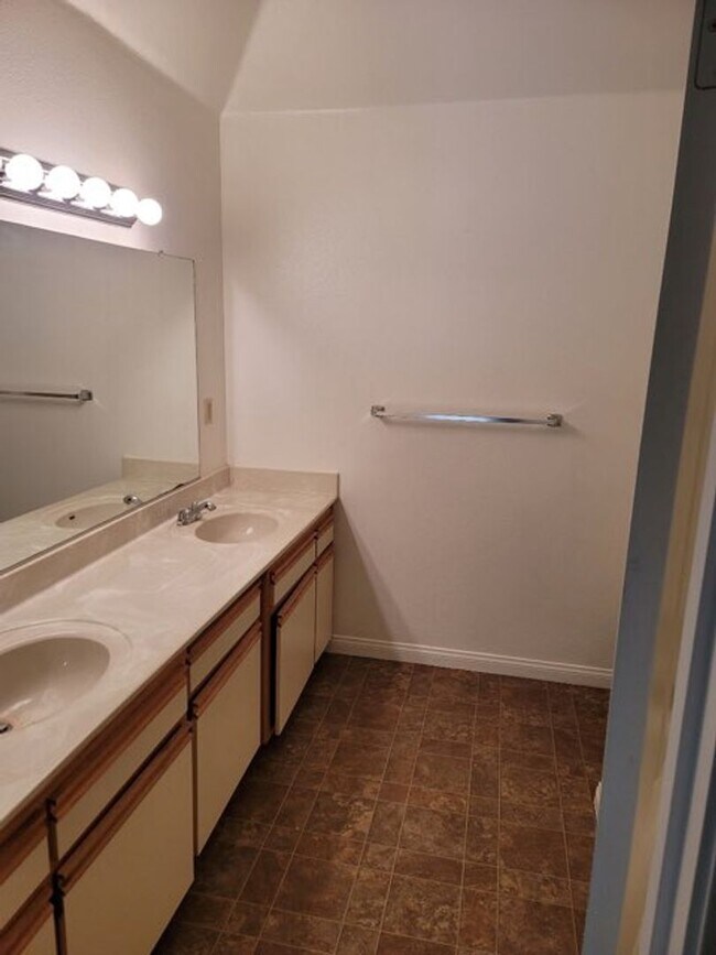 Building Photo - 90-90 Brewer St