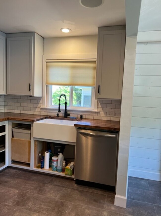 Building Photo - Storybook single family home in Tahoe Park...
