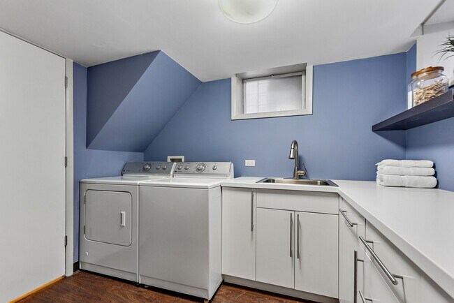 Building Photo - 419 W Briar Pl