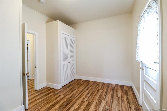 Building Photo - 24 Elm St