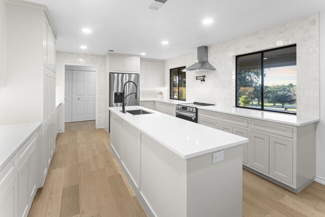 Building Photo - 113 W Bluebonnet Rd