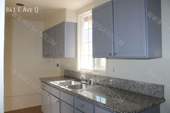 Building Photo - 841 E Ave Q