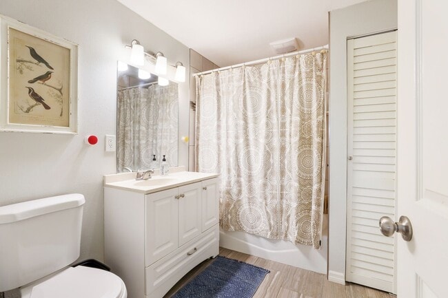 Building Photo - Nicely Remodeled & Updated 3 Bedroom 2 Bat...