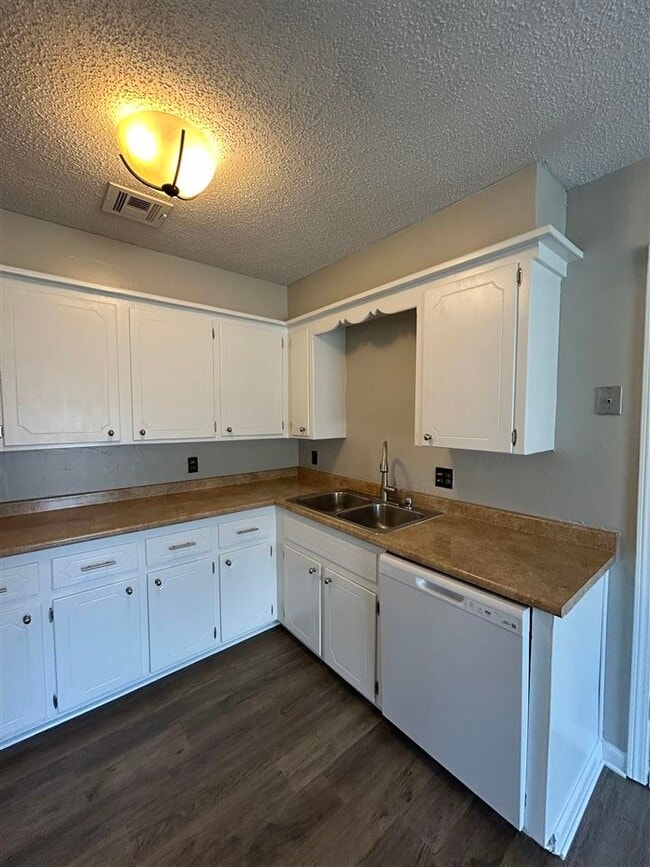 Building Photo - 6428 NW Arrowhead Dr