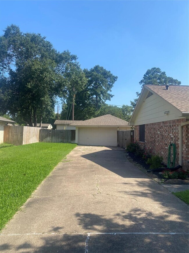 Building Photo - 3206 Vandyke Dr